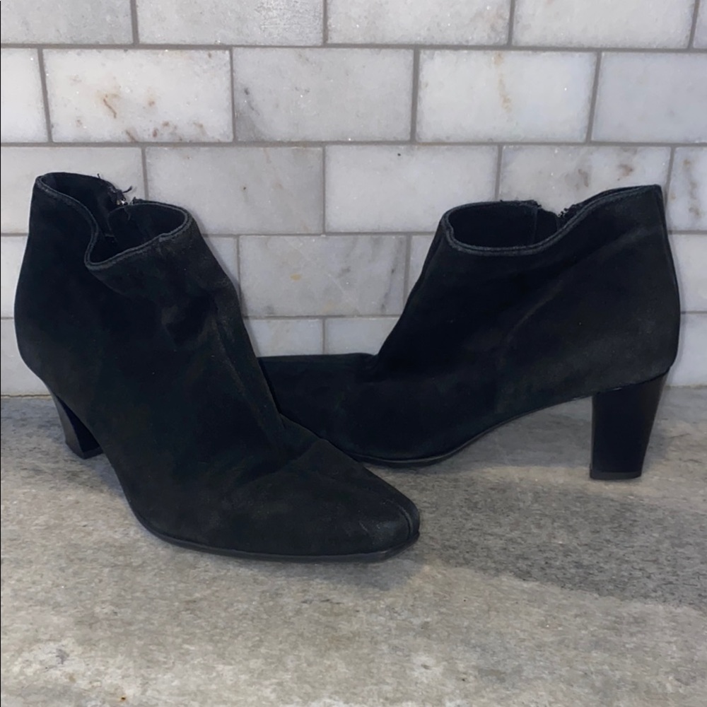 Black Ankle Boots with Medium Heel and V-Shaped Toe